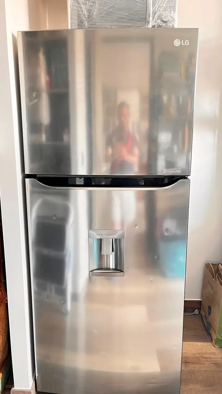 Refrigerador LG con dispensador de agua - 4