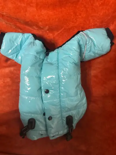 Abrigo impermeable para perro color celeste - miniatura 3
