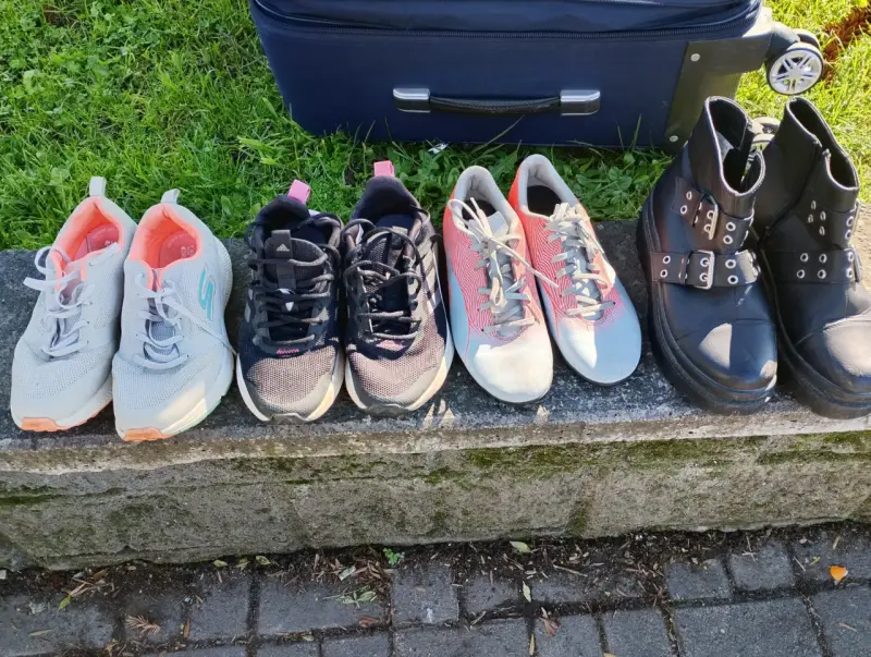 Lote de zapatillas y botas de mujer en buen estado
