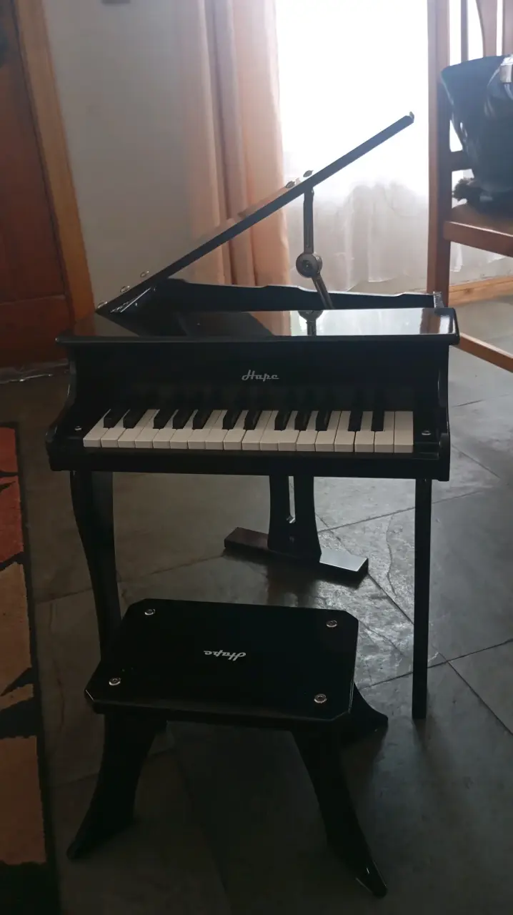 Piano infantil negro en excelente estado - 2