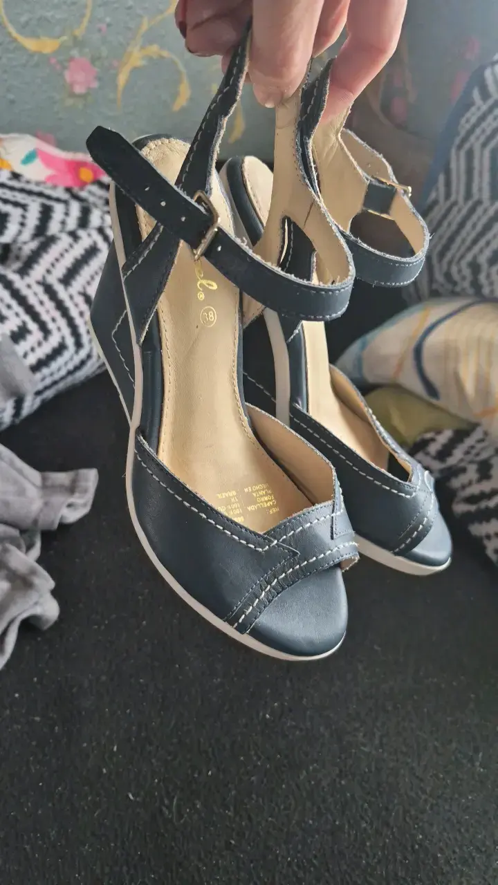 Chalas de cuero azul con taco alto - 6