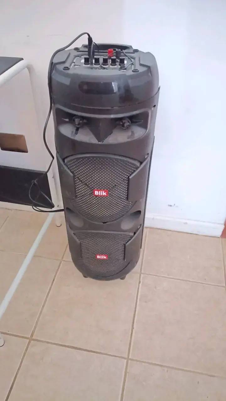 Parlante torre Blik con control de sonido