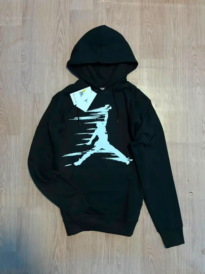 Polerón negro con capucha y diseño gráfico