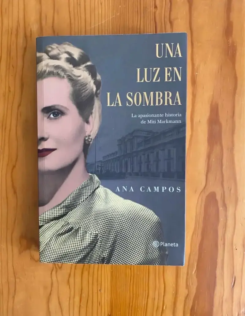 Libro 'Una Luz en la Sombra' de Ana Campos