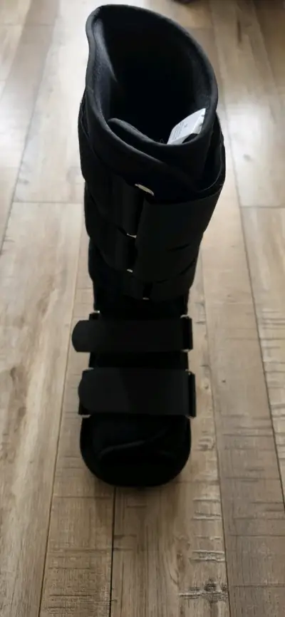 Bota ortopédica negra con velcro talla M - miniatura 1