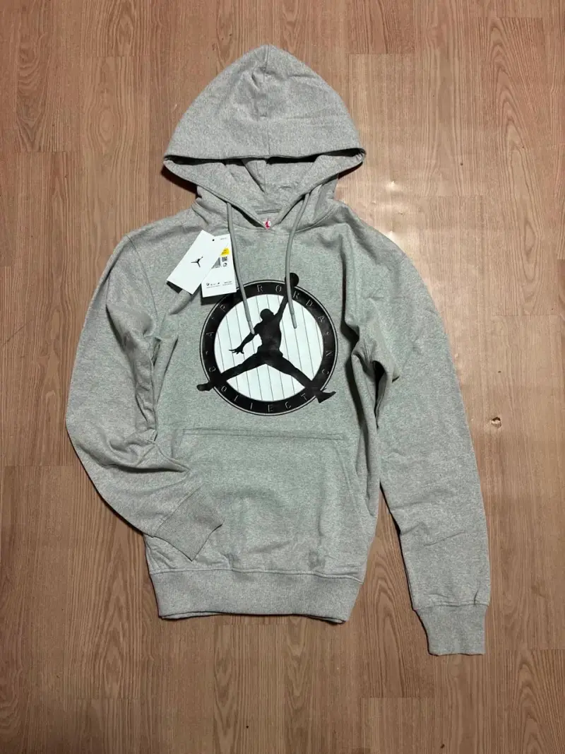 Polerón gris con capucha y logo estampado