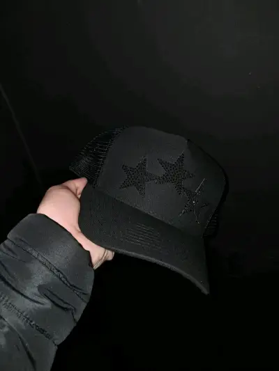 Gorra negra con diseño de estrellas - miniatura 1