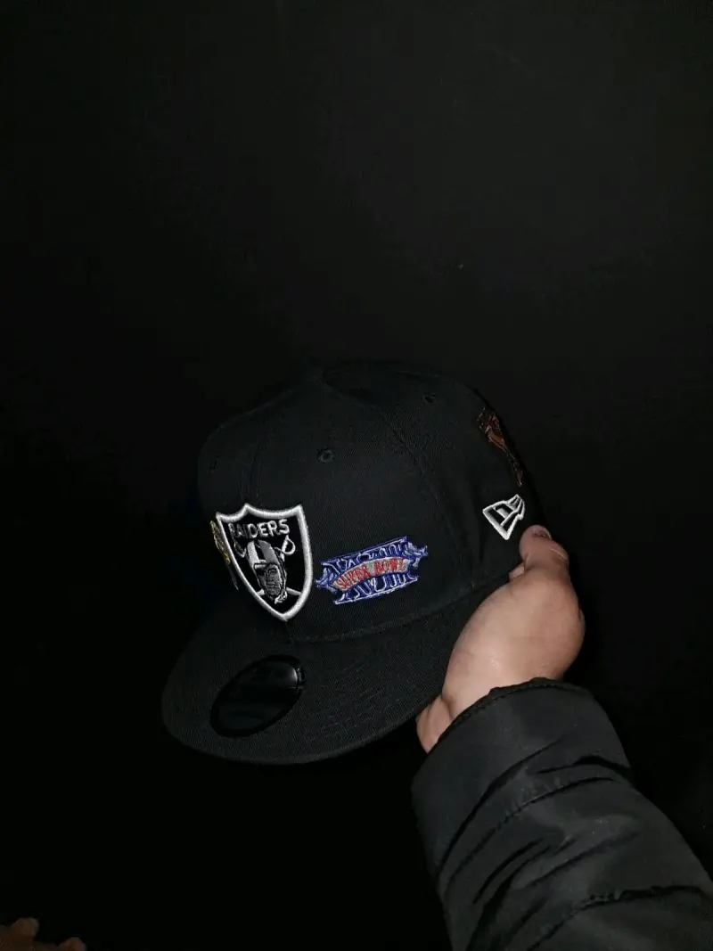 Gorra negra con diseño de estrellas - 2