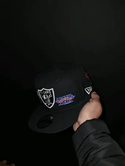 Gorra negra con diseño de estrellas - miniatura 2