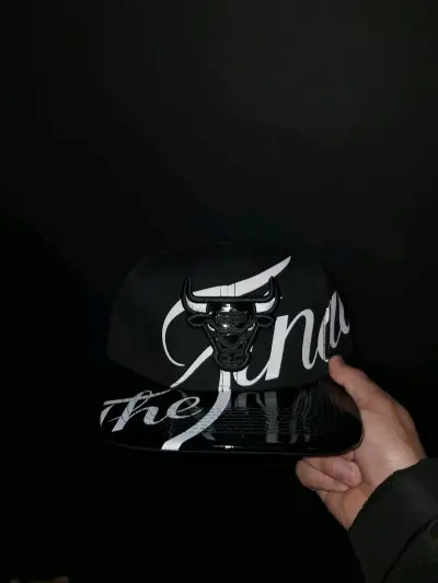 Gorra negra con diseño de estrellas - miniatura 4