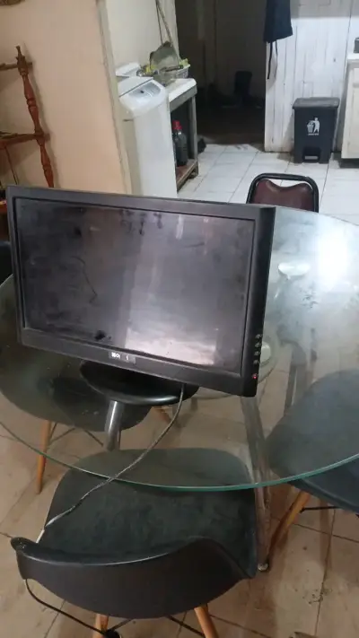 Monitor BenQ de 22 pulgadas en buen estado - miniatura 5