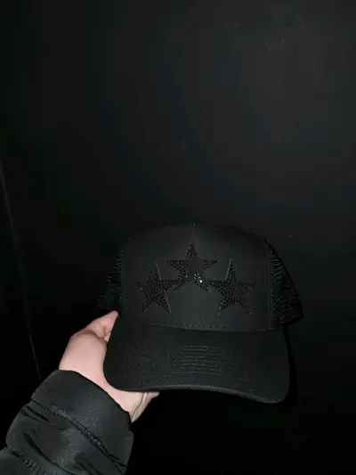 Gorra negra con diseño de estrellas - miniatura 1