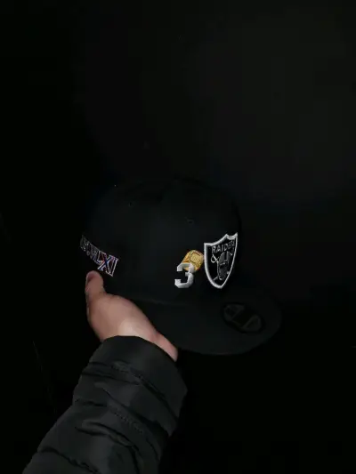 Gorra negra con diseño de estrellas - miniatura 3