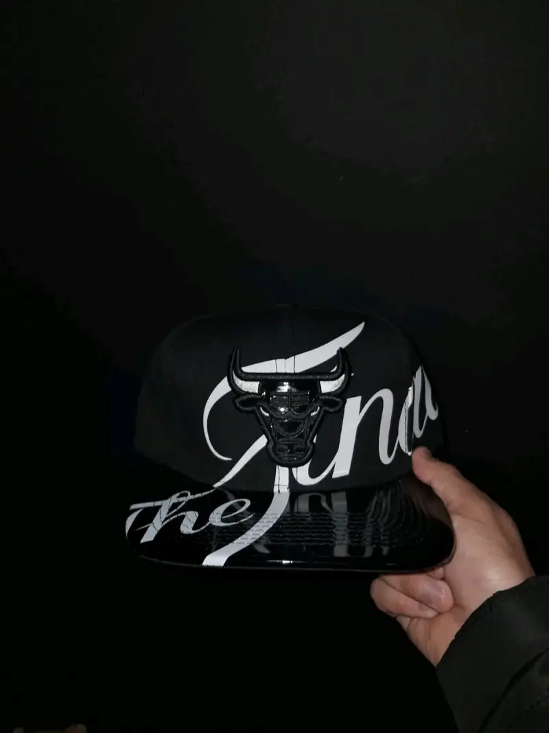 Gorra negra con diseño de estrellas - 4