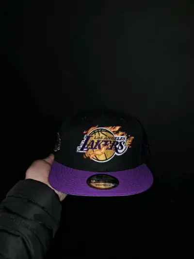 Gorra negra con diseño de estrellas - miniatura 5