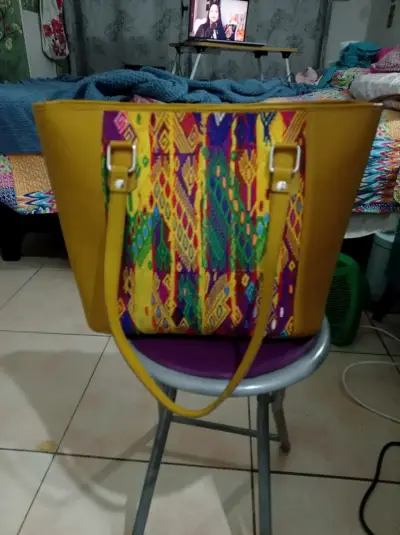 Bolso tote de cuero con diseño étnico - miniatura 1
