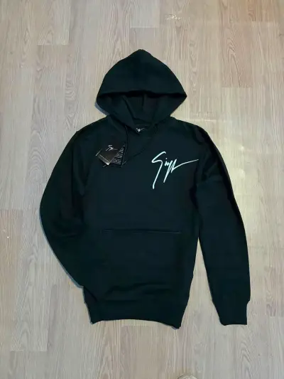 Polerón negro con capucha y diseño estampado - miniatura 1
