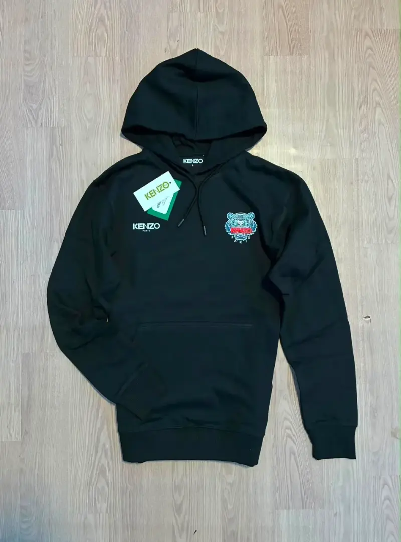 Polerón negro con capucha y diseño estampado - 3