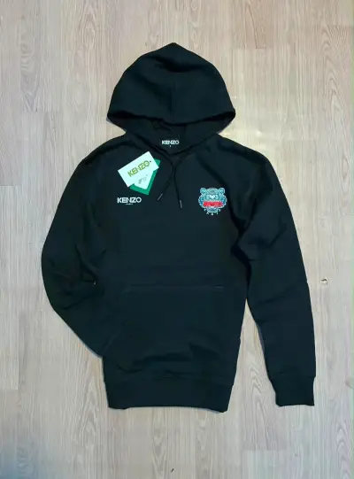 Polerón negro con capucha y diseño estampado - miniatura 3