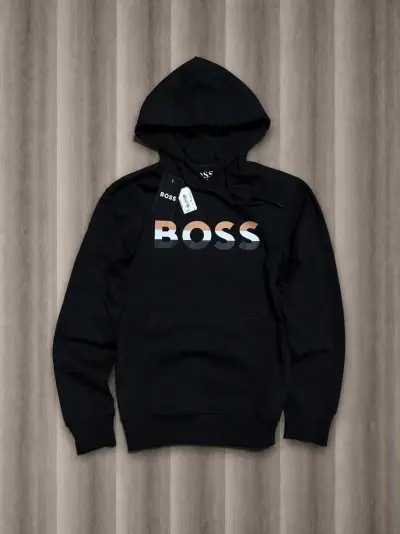 Polerón negro con capucha y diseño estampado - miniatura 5