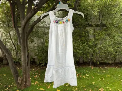 Vestido blanco para niña con bordado floral - miniatura 1