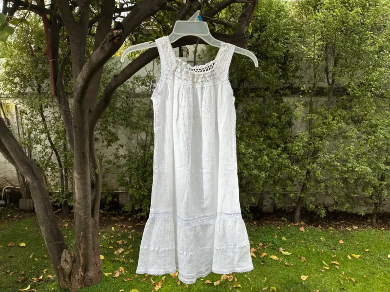 Vestido blanco para niña con bordado floral - 2