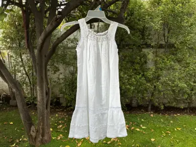 Vestido blanco para niña con bordado floral - miniatura 2
