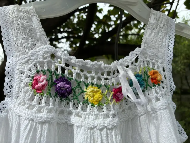 Vestido blanco para niña con bordado floral - 3