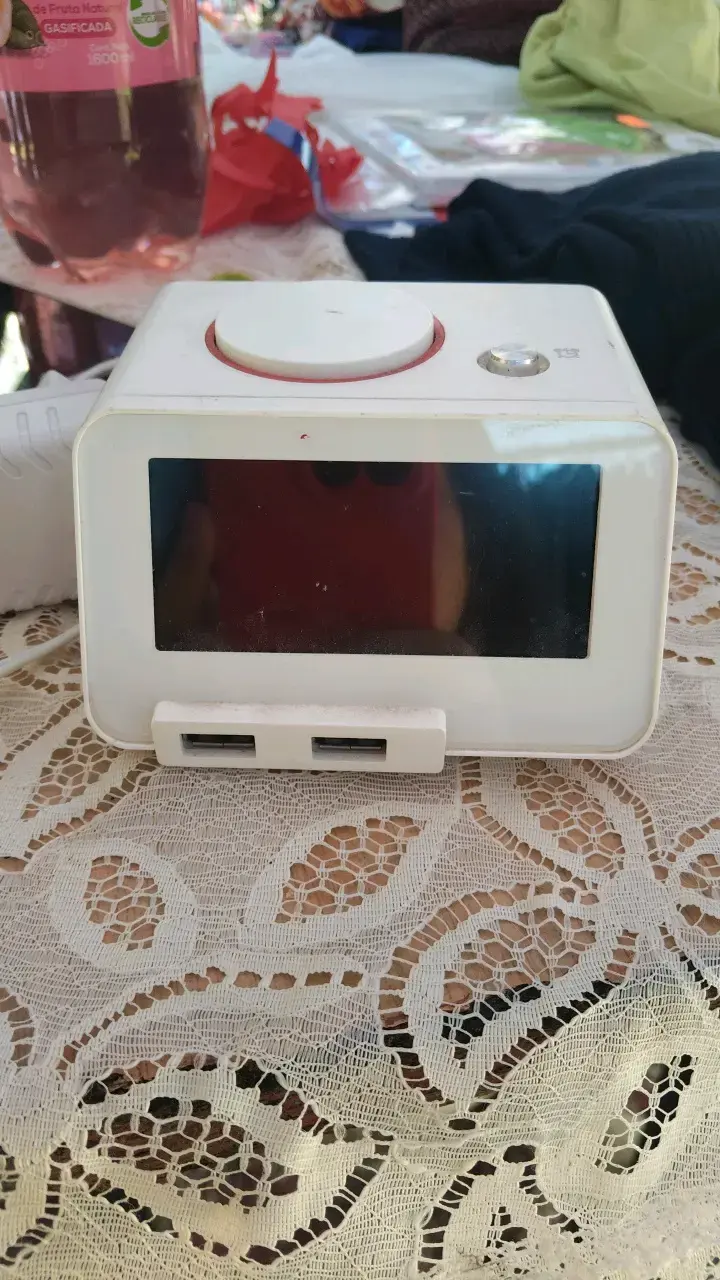 Reloj despertador digital con puertos USB