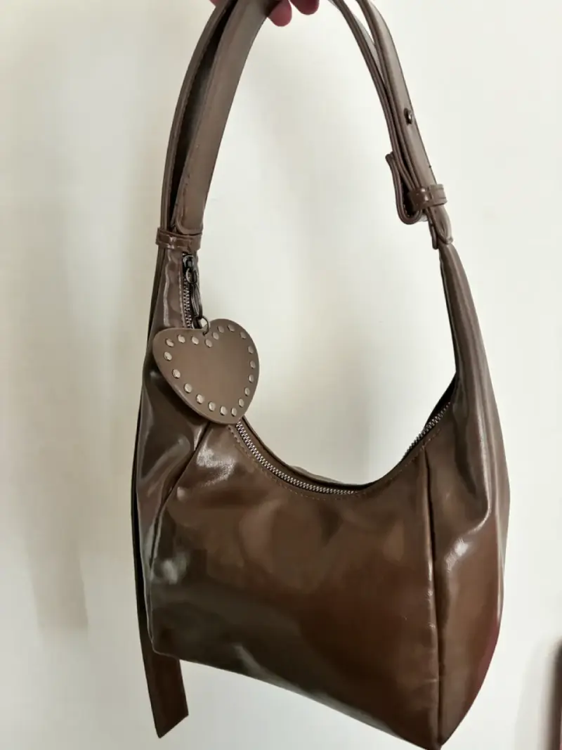 Bolso de hombro marrón con adorno de corazón - 1