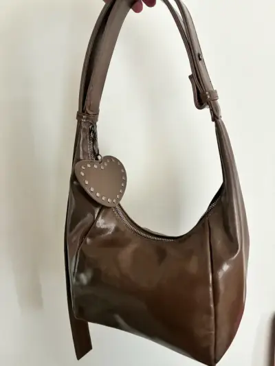 Bolso de hombro marrón con adorno de corazón - miniatura 1
