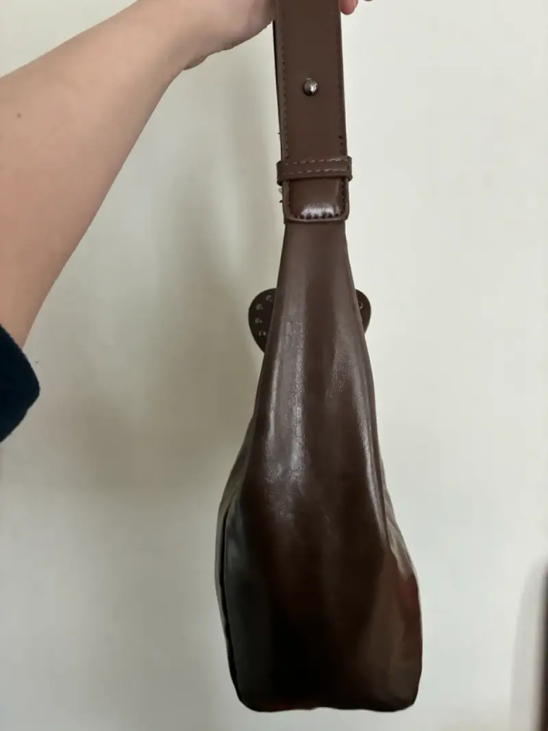 Bolso de hombro marrón con adorno de corazón - 2