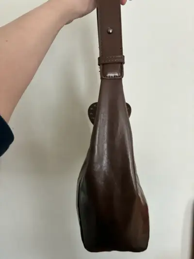 Bolso de hombro marrón con adorno de corazón - miniatura 2