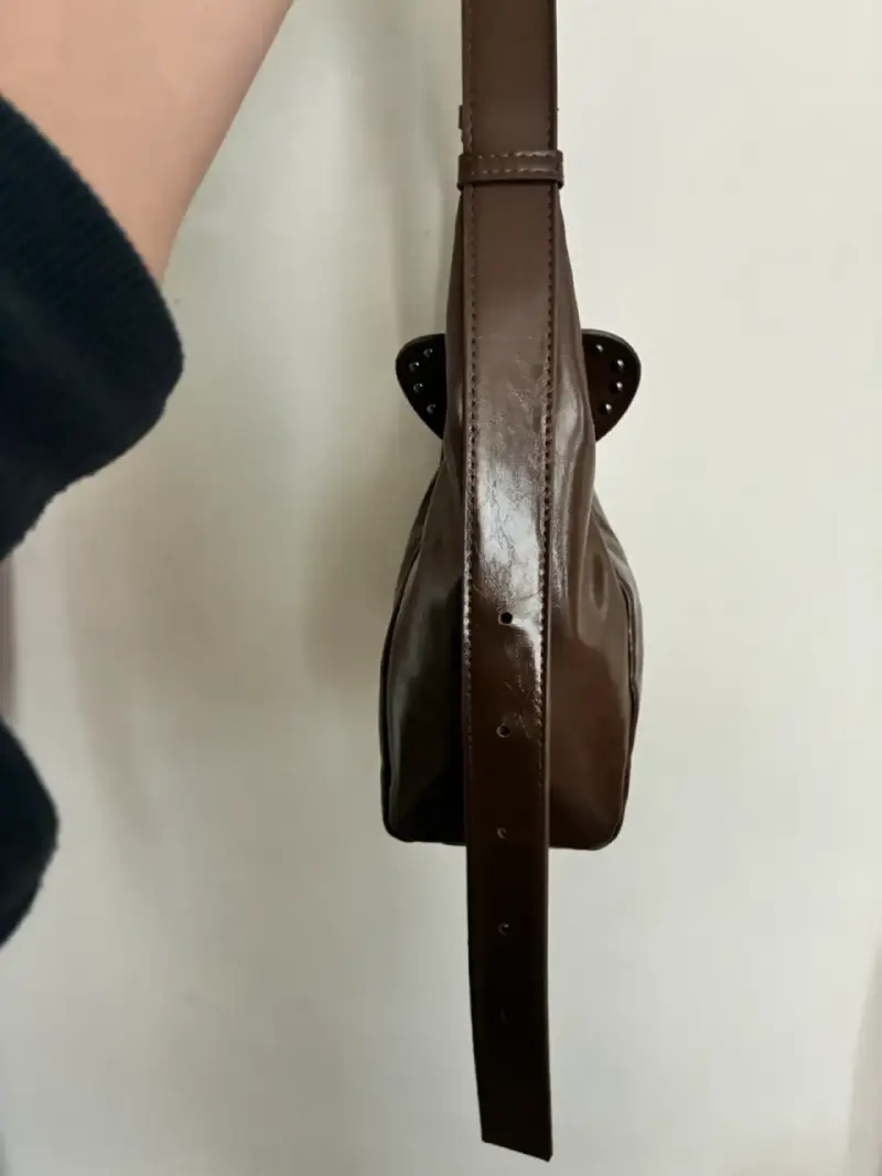 Bolso de hombro marrón con adorno de corazón - 3
