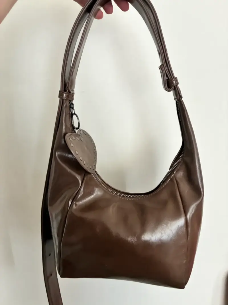 Bolso de hombro marrón con adorno de corazón - 4