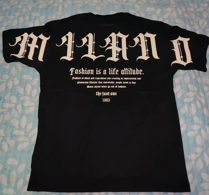 Polera negra con diseño Milano estilo urbano - 1