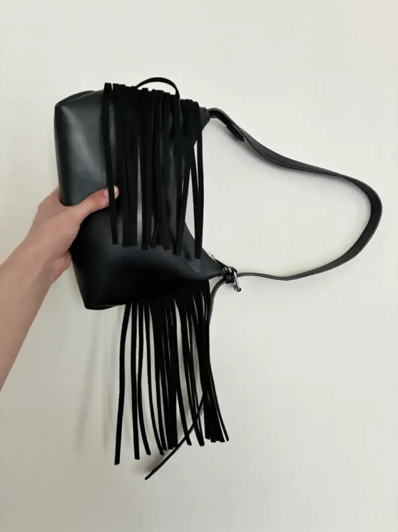 Cartera negra con flecos estilo Sybilla - 1