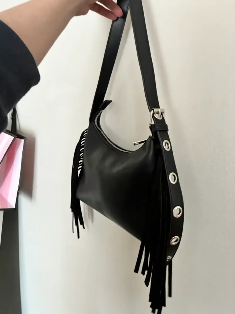 Cartera negra con flecos estilo Sybilla - 2