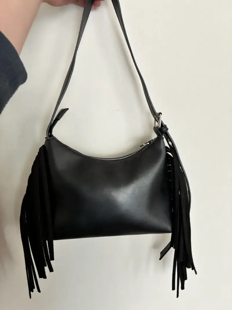 Cartera negra con flecos estilo Sybilla - 4