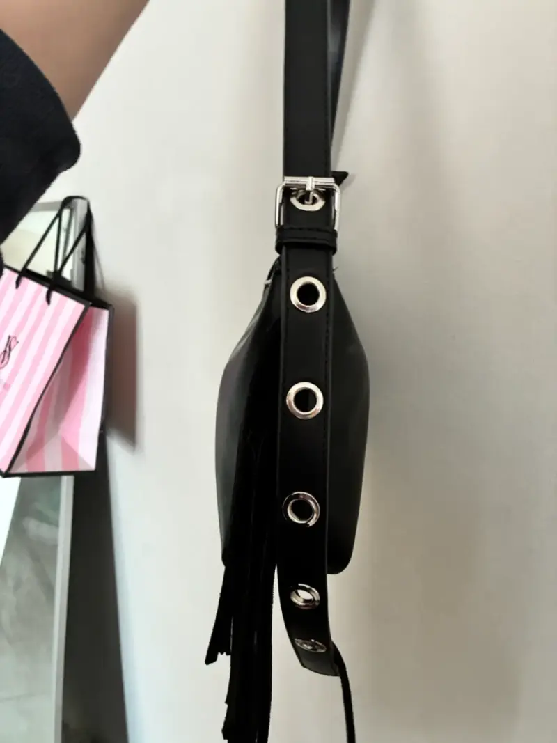 Cartera negra con flecos estilo Sybilla - 6
