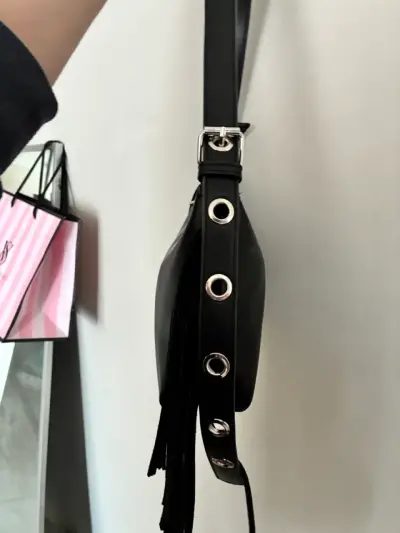 Cartera negra con flecos estilo Sybilla - miniatura 6