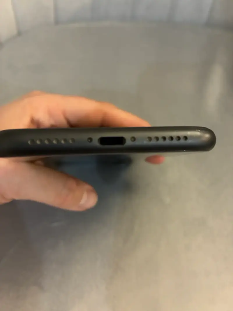 iPhone 11 negro en buen estado con cable - 2