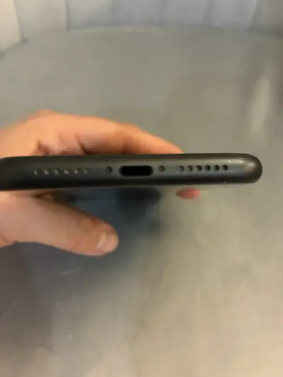 iPhone 11 negro en buen estado con cable - miniatura 2