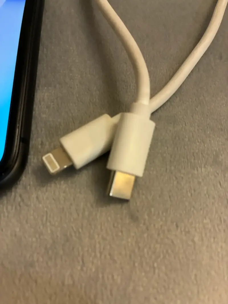 iPhone 11 negro en buen estado con cable - 3