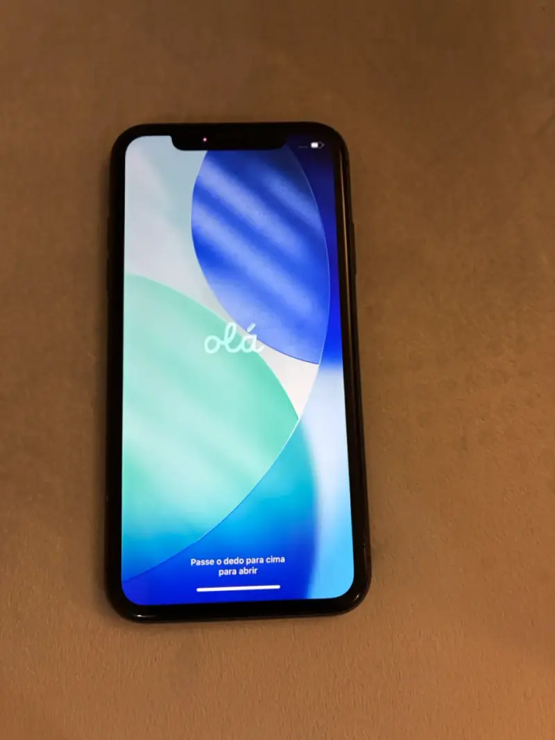 iPhone 11 negro en buen estado con cable - 5