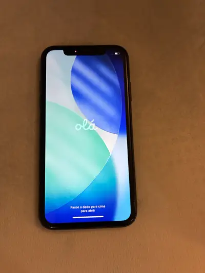 iPhone 11 negro en buen estado con cable - miniatura 5