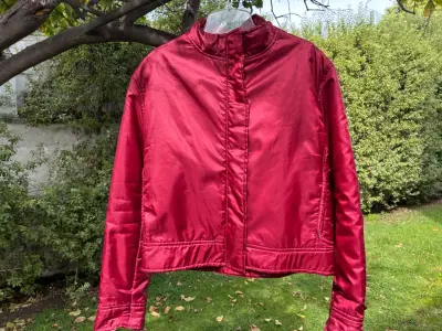 Chaqueta mujer en tono rojo metalizado - miniatura 1