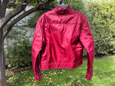 Chaqueta mujer en tono rojo metalizado - miniatura 2