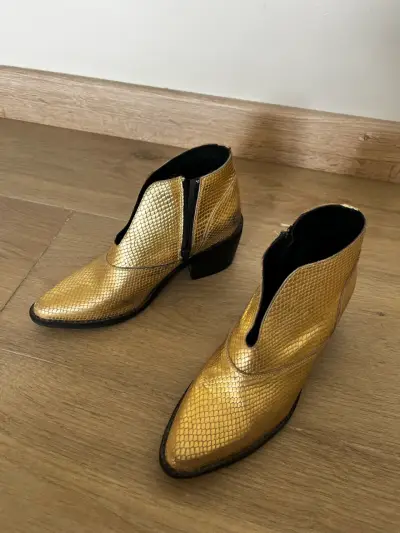 Botines dorados de cuero con tacón - miniatura 1