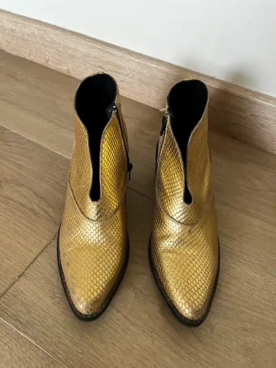 Botines dorados de cuero con tacón - miniatura 3